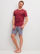 Herren-Model trägt Kurz-Pyjama aus 100% Baumwolle in Rot, Gemustert aus Serie Cotton Special von CALIDA, Vorderansicht