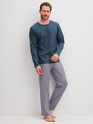 Herren-Model trägt Pyjama lang aus 100% Baumwolle in Blau, Gemustert aus Serie Cotton Special von CALIDA, Vorderansicht