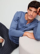 Herren-Model trägt Pyjama, lang aus 100% Baumwolle in Blau, Gemustert aus Serie Relax Imprint 1 von CALIDA, Zusatzbild