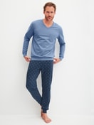 Herren-Model trägt Bündchen-Pyjama aus 100% Baumwolle in Blau, Gemustert aus Serie Relax Imprint 2 von CALIDA, Vorderansicht