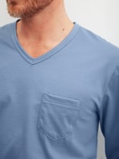 Herren-Model trägt Bündchen-Pyjama aus 100% Baumwolle in Blau, Gemustert aus Serie Relax Imprint 2 von CALIDA, Detail