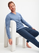Herren-Model trägt Bündchen-Pyjama aus 100% Baumwolle in Blau, Gemustert aus Serie Relax Imprint 2 von CALIDA, Zusatzbild