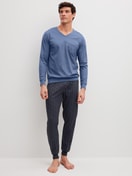 Herren-Model trägt Bündchen-Pyjama aus 100% Baumwolle in Blau, Gemustert aus Serie Relax Imprint 1 von CALIDA, Vorderansicht