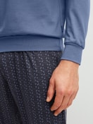 Herren-Model trägt Bündchen-Pyjama aus 100% Baumwolle in Blau, Gemustert aus Serie Relax Imprint 1 von CALIDA, Detail