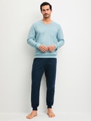 Herren-Model trägt Bündchen-Pyjama aus 100% Baumwolle in Blau, Gemustert aus Serie Relax Imprint 3 von CALIDA, Vorderansicht