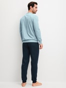 Herren-Model trägt Bündchen-Pyjama aus 100% Baumwolle in Blau, Gemustert aus Serie Relax Imprint 3 von CALIDA, Rückansicht
