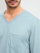 Herren-Model trägt Bündchen-Pyjama aus 100% Baumwolle in Blau, Gemustert aus Serie Relax Imprint 3 von CALIDA, Detail