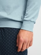 Herren-Model trägt Bündchen-Pyjama aus 100% Baumwolle in Blau, Gemustert aus Serie Relax Imprint 3 von CALIDA, Detail