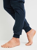 Herren-Model trägt Bündchen-Pyjama aus 100% Baumwolle in Blau, Gemustert aus Serie Relax Imprint 3 von CALIDA, Detail