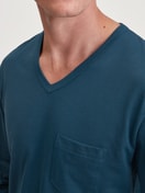 Herren-Model trägt Bündchen-Pyjama aus 100% Baumwolle in Türkis, Gemustert aus Serie Relax Imprint 3 von CALIDA, Detail