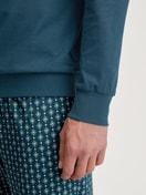 Herren-Model trägt Bündchen-Pyjama aus 100% Baumwolle in Türkis, Gemustert aus Serie Relax Imprint 3 von CALIDA, Detail
