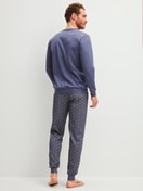 Herren-Model trägt Bündchen-Pyjama aus 100% Baumwolle in Grau, Gemustert aus Serie EDITION 85 von CALIDA, Rückansicht