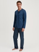 Herren-Model trägt Pyjama, lang aus 100% Baumwolle in Blau, Gestreift aus Serie Relax Imprint 1 von CALIDA, Vorderansicht