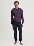 Herren-Model trägt Frottee Pyjama aus Baumwolle in Rot, Gestreift aus Serie Relax Terry von CALIDA, Vorderansicht