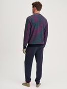 Herren-Model trägt Frottee Pyjama aus Baumwolle in Rot, Gestreift aus Serie Relax Terry von CALIDA, Rückansicht