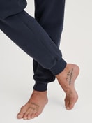 Herren-Model trägt Frottee Pyjama aus Baumwolle in Rot, Gestreift aus Serie Relax Terry von CALIDA, Detail