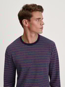 Herren-Model trägt Frottee Pyjama aus Baumwolle in Rot, Gestreift aus Serie Relax Terry von CALIDA, Zusatzbild