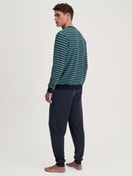 Herren-Model trägt Frottee Pyjama aus Baumwolle in Blau, Gestreift aus Serie Relax Terry von CALIDA, Rückansicht