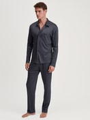 Herren-Model trägt Pyjama mit Knöpfen aus TENCEL™ in Grau, Einfarbig aus Serie Relax Silk von CALIDA, Vorderansicht
