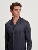Herren-Model trägt Pyjama mit Knöpfen aus TENCEL™ in Grau, Einfarbig aus Serie Relax Silk von CALIDA, Zusatzbild