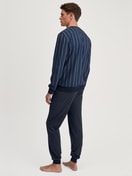 Herren-Model trägt Bündchen-Pyjama aus 100% Baumwolle in Blau, Gestreift aus Serie Relax Imprint 1 von CALIDA, Rückansicht