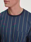 Herren-Model trägt Bündchen-Pyjama aus 100% Baumwolle in Blau, Gestreift aus Serie Relax Imprint 1 von CALIDA, Detail