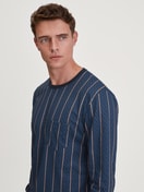 Herren-Model trägt Bündchen-Pyjama aus 100% Baumwolle in Blau, Gestreift aus Serie Relax Imprint 1 von CALIDA, Zusatzbild