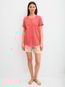 Damen-Model trägt Kurz-Pyjama aus 100% Baumwolle in Rot, Floral aus Serie Flower Nights von CALIDA, Vorderansicht