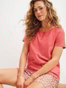 Damen-Model trägt Kurz-Pyjama aus 100% Baumwolle in Rot, Floral aus Serie Flower Nights von CALIDA, Zusatzbild