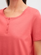 Damen-Model trägt Capri-Pyjama aus 100% Baumwolle in Rot, Floral aus Serie Flower Nights von CALIDA, Detail