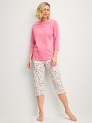 Women model is wearing Capri Pyjama made of 100% Cotton in Pink, Patterned from the Cotton Special series by CALIDA, Front view