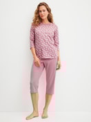 Damen-Model trägt Capri-Pyjama aus 100% Baumwolle in Rosa, Gemustert aus Serie Cotton Special von CALIDA, Vorderansicht