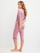Damen-Model trägt Capri-Pyjama aus 100% Baumwolle in Rosa, Gemustert aus Serie Cotton Special von CALIDA, Rückansicht