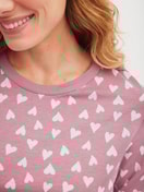 Damen-Model trägt Capri-Pyjama aus 100% Baumwolle in Rosa, Gemustert aus Serie Cotton Special von CALIDA, Detail