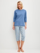 Le mannequin Femme porte le/la Pyjama capri en 100% coton de couleur Bleu, À motifs, de la série Cotton Special de CALIDA, Vue de face