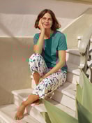 La modella / Il modello Donna indossa 7/8 - Pigiama in 100% cotone di colore Turchese, Floreale, della serie Botanic Dreams di CALIDA, Vista frontale