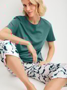 La modella / Il modello Donna indossa 7/8 - Pigiama in 100% cotone di colore Turchese, Floreale, della serie Botanic Dreams di CALIDA, Immagine aggiuntiva