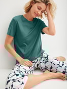 La modella / Il modello Donna indossa 7/8 - Pigiama in 100% cotone di colore Turchese, Floreale, della serie Botanic Dreams di CALIDA, Immagine aggiuntiva