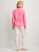Damen-Model trägt Pyjama, lang aus 100% Baumwolle in Rosa, Gemustert aus Serie Cotton Special von CALIDA, Rückansicht