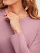 Le mannequin Femme porte le/la Pyjama, longue en 100% coton de couleur Rose, À motifs, de la série Cotton Special de CALIDA, Détail