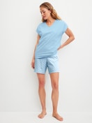 Damen-Model trägt Kurz-Pyjama aus 100% Baumwolle in Blau, Gemustert aus Serie Lovely Nights von CALIDA, Vorderansicht