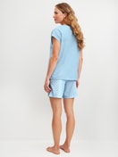 Damen-Model trägt Kurz-Pyjama aus 100% Baumwolle in Blau, Gemustert aus Serie Lovely Nights von CALIDA, Rückansicht