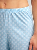 Damen-Model trägt Kurz-Pyjama aus 100% Baumwolle in Blau, Gemustert aus Serie Lovely Nights von CALIDA, Detail