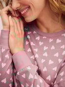 La modella / Il modello Donna indossa Pigiama con polsini in 100% cotone di colore Rosa, Modello, della serie Cotton Special di CALIDA, Dettaglio