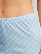 Le mannequin Femme porte le/la Pyjama, longue en 100% coton de couleur Bleu, À motifs, de la série Lovely Nights de CALIDA, Détail