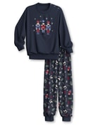 Kinder-Model trägt Bündchen-Pyjama aus 100% Baumwolle in Blau, Gemustert aus Serie Family & Friends von CALIDA, Vorderansicht