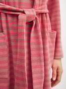 Damen-Model trägt Bademantel, Länge 100 cm aus Baumwolle in Braun, Gestreift aus Serie Lounge Stripe von CALIDA, Detail