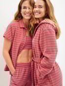 Damen-Model trägt Bademantel, Länge 100 cm aus Baumwolle in Braun, Gestreift aus Serie Lounge Stripe von CALIDA, Zusatzbild