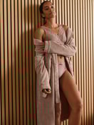 Damen-Model trägt Bademantel, Länge 120 cm aus Baumwolle in Beige, Einfarbig aus Serie Lounge Element von CALIDA, Zusatzbild