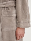 Damen-Model trägt Bademantel, Länge 120 cm aus Baumwolle in Beige, Einfarbig aus Serie Lounge Element von CALIDA, Detail